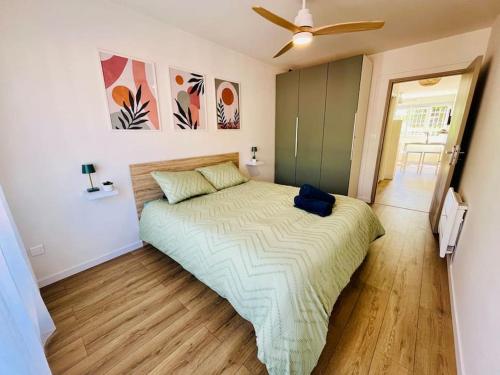 une chambre avec un grand lit dans une pièce dans l'établissement L'Escale T2 neuf à 50m de la plage, à Marseille