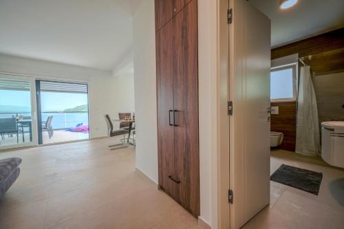 1 dormitorio con una puerta que conduce a la sala de estar en Apartment Sky Murter, en Murter