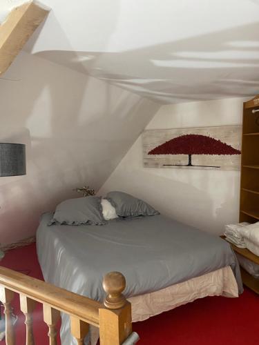 une chambre avec un lit et un tableau représentant un parapluie dans l'établissement Logement atypique, à Volckerinckhove