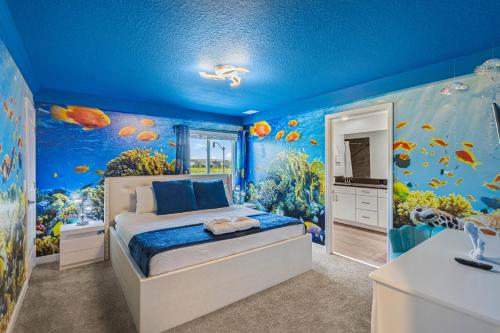 een slaapkamer met een visthema kamer met een bed bij 4327 Create Memories in a Magical 5BD Home in Kissimmee