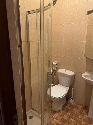 une salle de bain avec toilettes et douche en verre dans l'établissement Apartment T2 for rent in Porto Novo, à Porto Novo