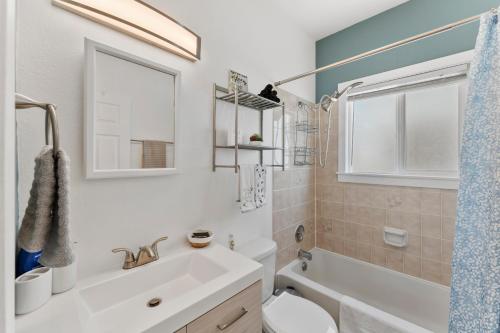 Bilik mandi di 3 bedroom *Downtown* with Firepit