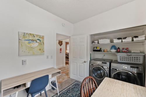 Dapur atau dapur kecil di 3 bedroom *Downtown* with Firepit