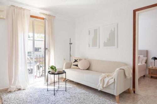 ein weißes Wohnzimmer mit einer Couch und einem Tisch in der Unterkunft Apartamento Esperanza by Clabao in Logroño