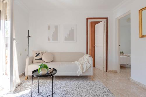 ein weißes Wohnzimmer mit einer Couch und einem Tisch in der Unterkunft Apartamento Esperanza by Clabao in Logroño