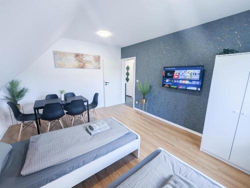 Foto ALFA Stuttgart 3 Zimmer 6 Betten Apartment Wasen MercedesBenz MHP Arena l Bad I Küche l WIFI & SmartTV l 3BR & 6 Beds l Bathroom l Kitchen
