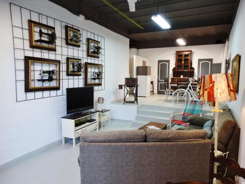 The lounge or bar area at Can Barraca Loft Figueres