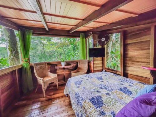 Posteľ alebo postele v izbe v ubytovaní Gecko Treehouse with Jungle View, Plunge Pool & WiFi