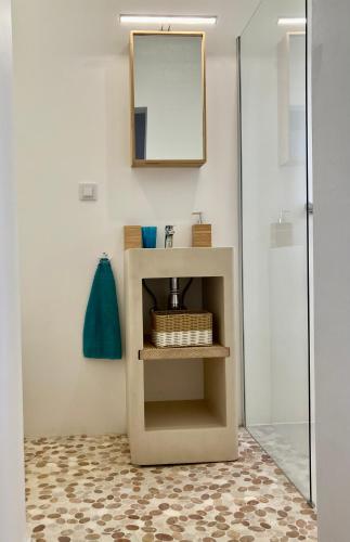 a bathroom with a sink and a mirror at Casa Pompilio in Sagres
