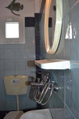 Un baño de Chrisoula's Rooms