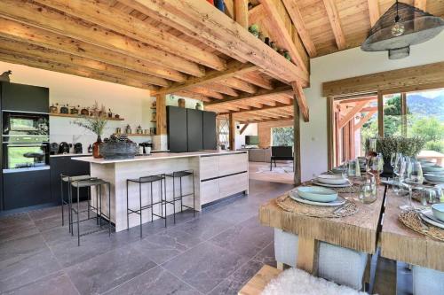 Il comprend une cuisine dotée d'une table à manger et d'un plafond en bois. dans l'établissement Résidence Belle Etoile - Chalet Belle Etoile - 12 Personnes - Morzine MAE-1911, à Morzine