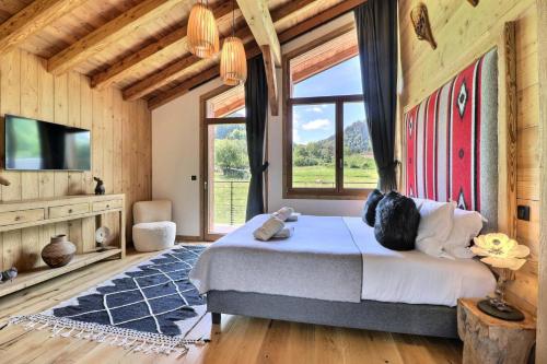 une chambre avec un lit et une grande fenêtre dans l'établissement Résidence Belle Etoile - Chalet Belle Etoile - 12 Personnes - Morzine MAE-1911, à Morzine