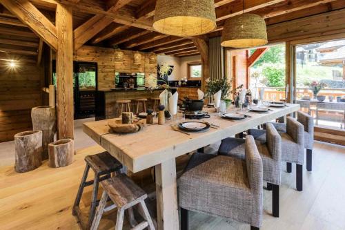 une salle à manger avec une grande table et des chaises en bois dans l'établissement Résidence L'eclat Des Cimes - Chalet L'Eclat des Cimes - 12 Personnes - Morzine MAE-1921, à Morzine