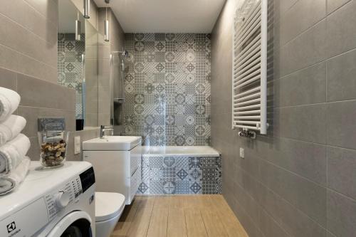 łazienka z toaletą i umywalką w obiekcie Blue Raven Downtown Apartments w Gdańsku