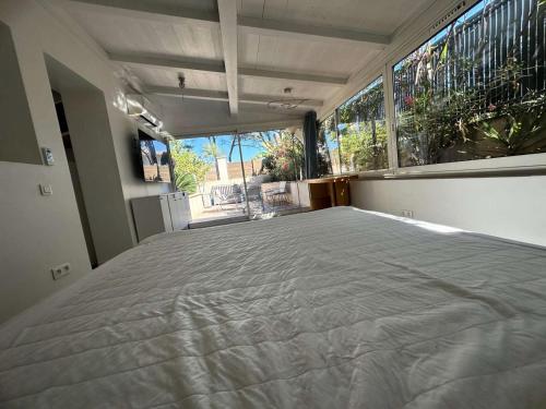 un grand lit dans une chambre avec une grande fenêtre dans l'établissement Résidence Rayolet - Super appart au calme au brusc et plages à 300m MAE-9794, à Six-Fours-les-Plages