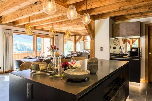 - une cuisine et un salon avec une grande île dans une maison dans l'établissement Résidence Mignette - Chalet Mignette - 8 Personnes - Morzine MAE-1931, à Morzine