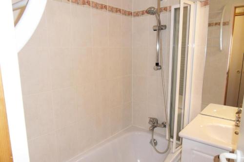 une salle de bain avec une douche, une baignoire et un lavabo dans l'établissement Résidence Callisto - 2 Pièces pour 5 Personnes 524, à Mâcot La Plagne