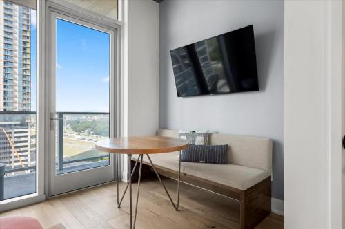 TV a/nebo společenská místnost v ubytování Austin Condo Hotel