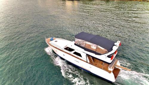 ein weißes Boot im Wasser auf einem See in der Unterkunft Osman in Istanbul