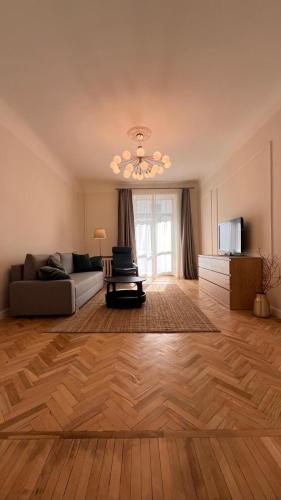 ein Wohnzimmer mit Sofa und Tisch in der Unterkunft Heart of Old Riga in Riga