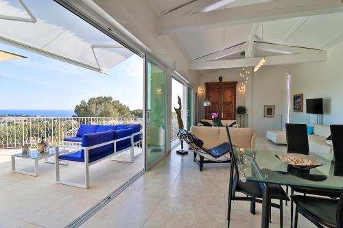 un salon avec un canapé et une table dans l'établissement Magnifique villa vue mer et piscine, à Bandol