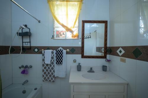 Ένα μπάνιο στο Timar Sunset 2 Bedroom Suite