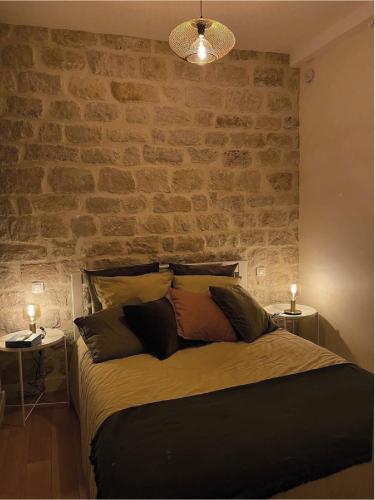 une chambre avec un mur de briques et un lit dans l'établissement Charming family loft near the Parc de Belleville, à Paris
