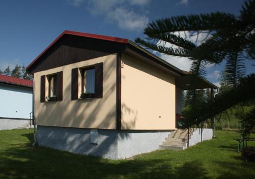 a small house with a red roof at Nad rybníkem Hnačov - rodinný rekreační areál in Hnačov