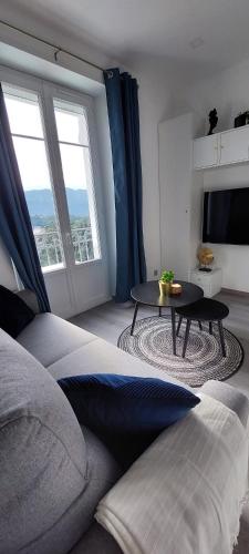 un salon avec un canapé et une table dans l'établissement LE156 Studio Cosy Thermes, Piscine & Box Privé, à Aix-les-Bains