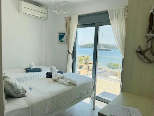 Posteľ alebo postele v izbe v ubytovaní The Beach Villa, Perigiali - LUXURY BEACHFRONT