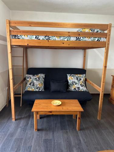 - un salon avec un canapé et des lits superposés dans l'établissement La petite Maison de TITI, à Borgo