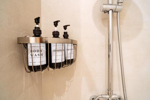 a metal chandelier with four bottles in a bathroom at Galteo Apartamentos in Ronda
