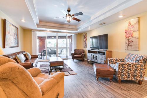 Телевизор и/или развлекательный центр в Riverfront Bullhead City Condo Near Casinos!