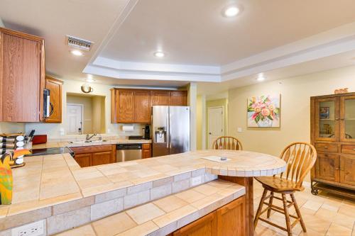 Кухня или мини-кухня в Riverfront Bullhead City Condo Near Casinos!
