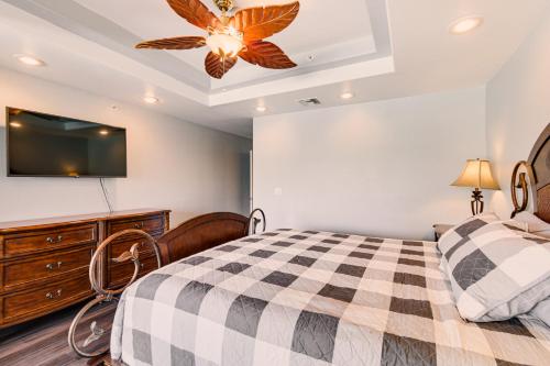Кровать или кровати в номере Riverfront Bullhead City Condo Near Casinos!