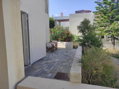 Taman di luar Apartment with yard near Palekastro
