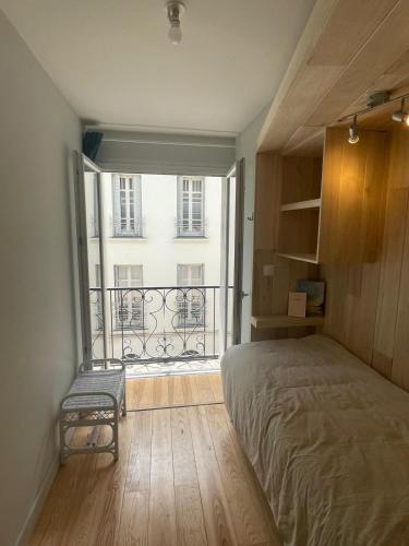 une chambre avec un lit et une vue sur un balcon dans l'établissement Un amour de Luchon, avec vue sur les Pyrénées, à Luchon