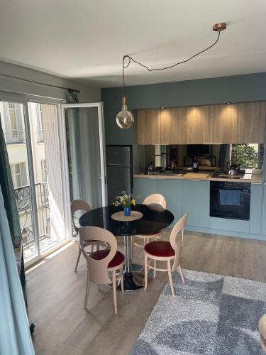 une cuisine et une salle à manger avec une table et des chaises dans l'établissement Un amour de Luchon, avec vue sur les Pyrénées, à Luchon