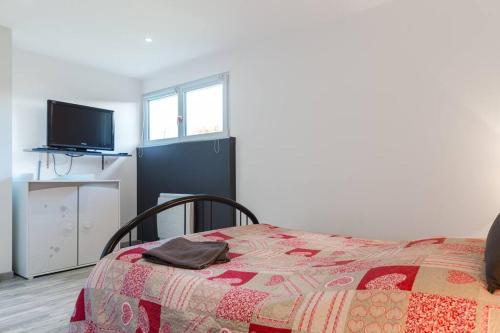 Una cama o camas en una habitación de Spacieux appartement dans le vignoble