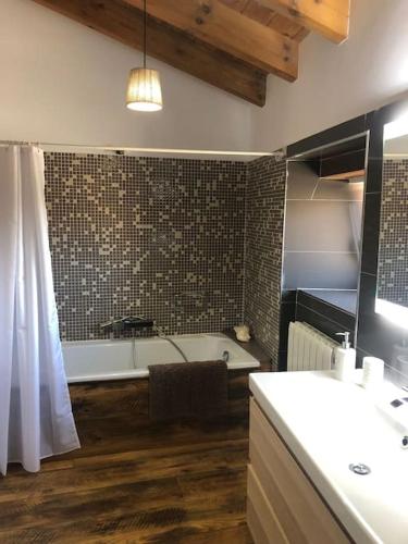 a bathroom with a bath tub and a sink at Entre Burgos y Atapuerca in Burgos