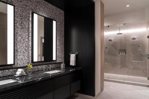 Ένα μπάνιο στο Loews Arlington Hotel