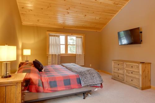 Ein Bett oder Betten in einem Zimmer der Unterkunft Spacious Cabin 10 Mi to Sunday River Skiing!