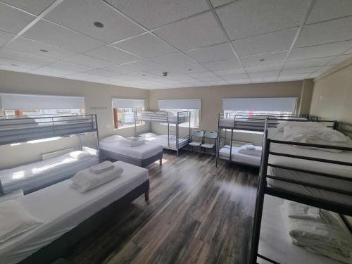 een kamer met meerdere stapelbedden bij Við Hafið Guesthouse in Ólafsvík