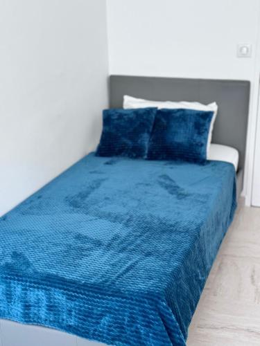 - un lit avec une couverture bleue dans l'établissement Парк Круазет , Апартаменты 3 комнаты , с террасой и паркингом ,, à Cannes