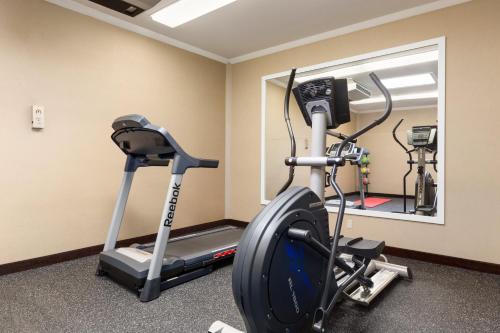 Fitness centrum a/nebo fitness zařízení v ubytování Days Inn by Wyndham Terrace