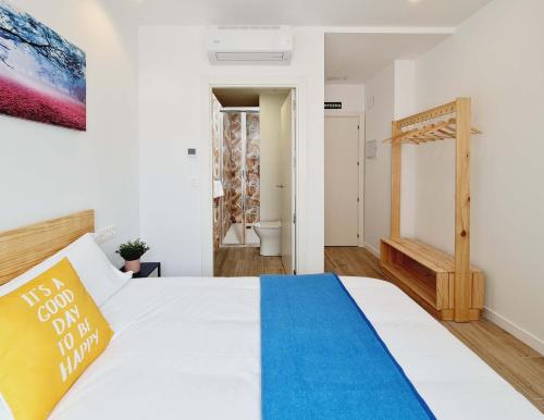 Ένα ή περισσότερα κρεβάτια σε δωμάτιο στο Bilbao ROOMS Miribilla