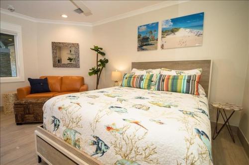 Giường trong phòng chung tại The Rod and Reel Resort Suite 5