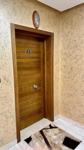 a wooden door in the corner of a room at Apartamentos exceptional in Riffiene