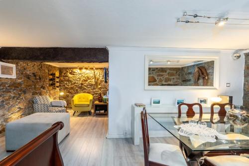 a living room with a table and a dining room at BABhouse Loja do Cavalo - Coração do Douro in São João da Pesqueira