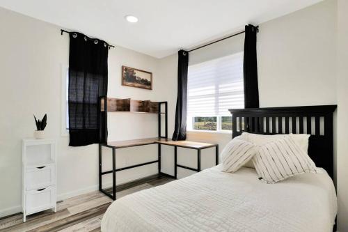 Postel nebo postele na pokoji v ubytování Tiny Home Baby Friendly
